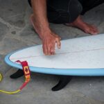 Tips membersihkan papan surfing