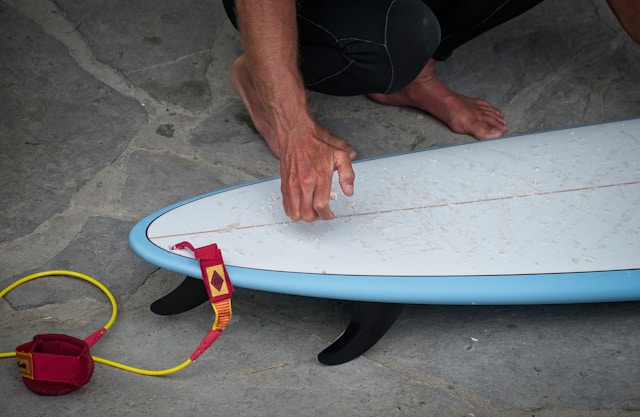 Tips membersihkan papan surfing
