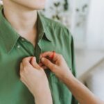 memasang kancing baju
