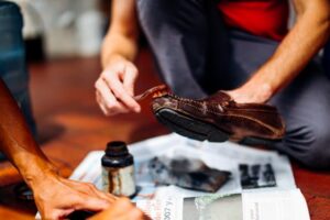 tips menyemir sepatu